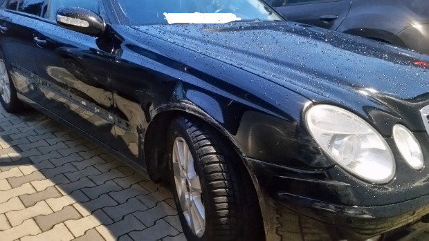 Mit diesem Mercedes rammte der Ehemann den BMW des "CD-Tauschers" der Ehefrau. Quelle Polizei