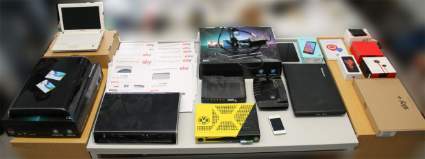 Dieses rechtswidrig erlangten Gegenstände fand die Polizei bei einer Durchsuchung der Wohnung des 18-jährigen Iserlohners. Foto: Polizei