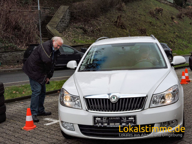 Andreas Hollstein übt das "blinde" einparken für die Aufgabe des WDR 2. Foto: Heike Kern/MSC Altena