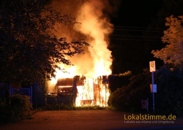 Von der Gartenhütte blieb in Altena nicht mehr viel übrig. Das Feuer zerstörte sie komplett.